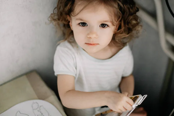 Retrato Menina Com Penteado Bonito Jogando Sozinho Casa Enquanto Pais — Fotografia de Stock