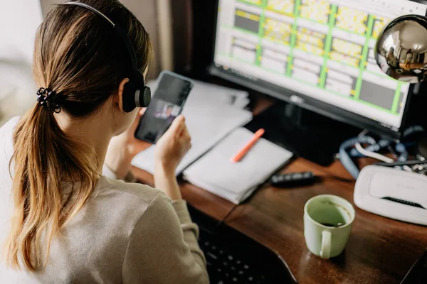 Die Junge Frau Arbeitet Einem Online Call Center Das Ihrem — Stockfoto