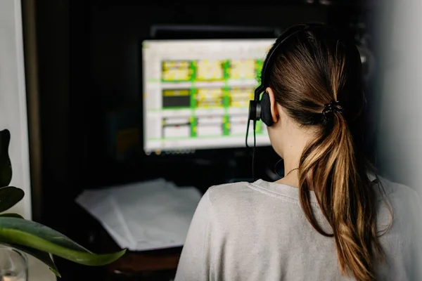 Mujer Joven Hablando Con Los Clientes Centro Llamadas Línea Casa — Foto de Stock