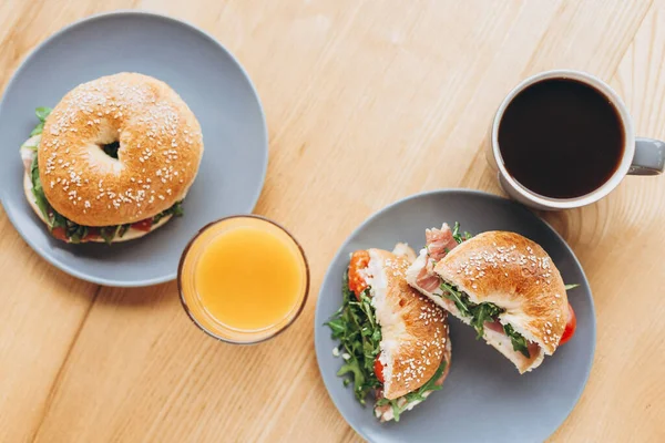 Finom Étvágygerjesztő Reggeli Egy Tányérra Töltött Bagel — Stock Fotó