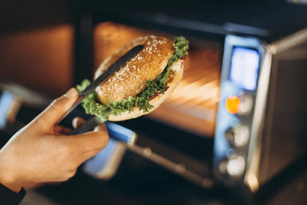 Proces Výroby Nebo Grilování Sendviče Mikrovlnné Troubě Fast Foodové Kavárně — Stock fotografie