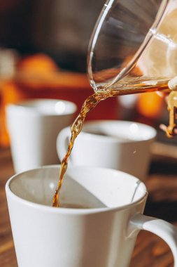 Kahve alternatif olarak kağıt filtre kullanılarak yapılır ve kemex şişeden kupaya dökülür. Üçüncü dalga kafe