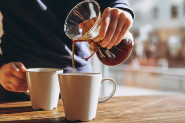 Kahve alternatif olarak kağıt filtre kullanılarak yapılır ve kemex şişeden kupaya dökülür. Üçüncü dalga kafe