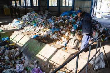 01.11.2019 Kyiv, Ukrayna: fabrikada çöplerin elle sıralanması