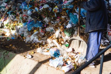 01.11.2019 Kyiv, Ukrayna: fabrikada çöplerin elle sıralanması