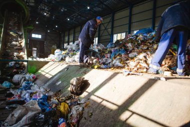 01.11.2019 Kyiv, Ukrayna: fabrikada çöplerin elle sıralanması