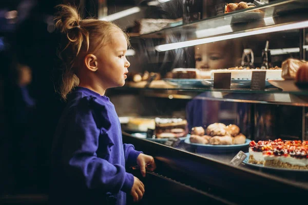 Klein Mooi Meisje Kiest Gebakjes Een Café Een Kind Naast — Stockfoto