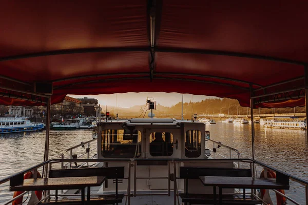 Вид Верхней Палубы Туристической Лодки Плывущей Реке Влтава Карловским Мостом — стоковое фото