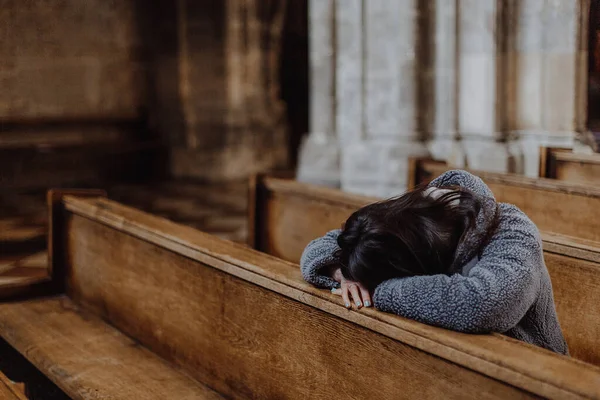 Religião Harmonia Conceito Pessoas Uma Mulher Orando Joelhos Antigo Templo — Fotografia de Stock