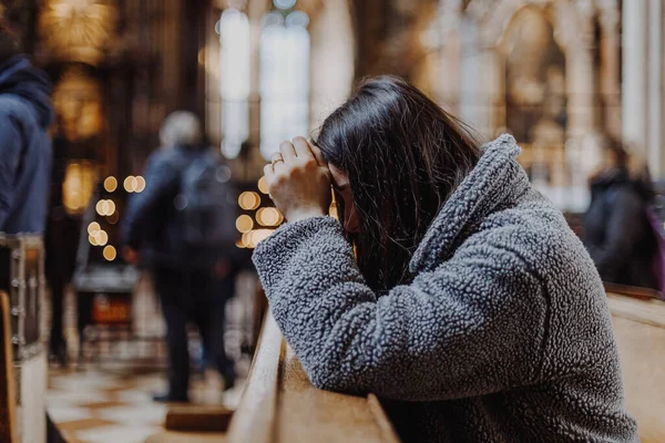 Kvinna Som Ber Knä Ett Katolskt Tempel Till Gud Kopieringsutrymme — Stockfoto