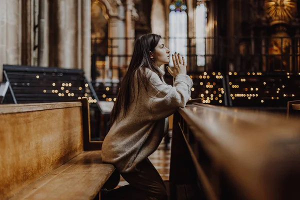 Una Mujer Orando Rodillas Antiguo Templo Católico Dios Espacio Copia — Foto de Stock