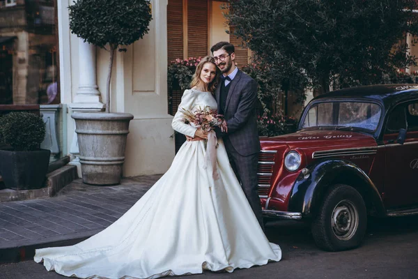 Casamento Estilo Georgiano Homem Bigode Elegante Noiva Loira Atraente Vestido — Fotografia de Stock