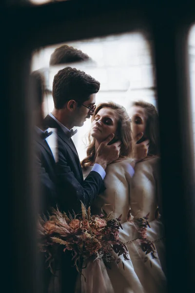Hochzeit Georgischen Stil Stilvoller Schnurrbart Und Attraktive Blonde Braut Hübschem — Stockfoto