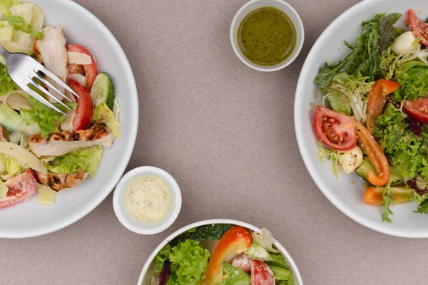 白色的深盘 新鲜的沙拉配料和酱汁放在迷人的背景上 横幅或广告的地方 — 图库照片