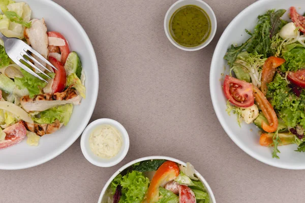 Platos Blancos Profundos Con Ingredientes Frescos Ensalada Mezclados Con Salsa —  Fotos de Stock