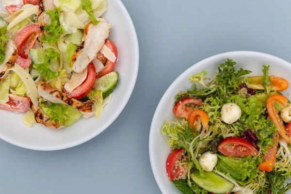 Witte Diepe Borden Met Verse Salade Ingrediënten Gemengd Met Saus — Stockfoto