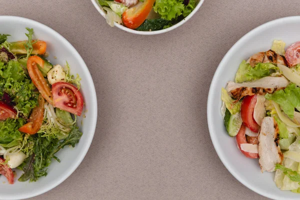 Weiße Tiefe Teller Mit Frischen Salatzutaten Gemischt Mit Sauce Auf — Stockfoto