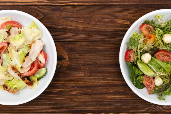 Assiettes Profondes Blanches Avec Des Ingrédients Salade Fraîche Mélangées Avec — Photo