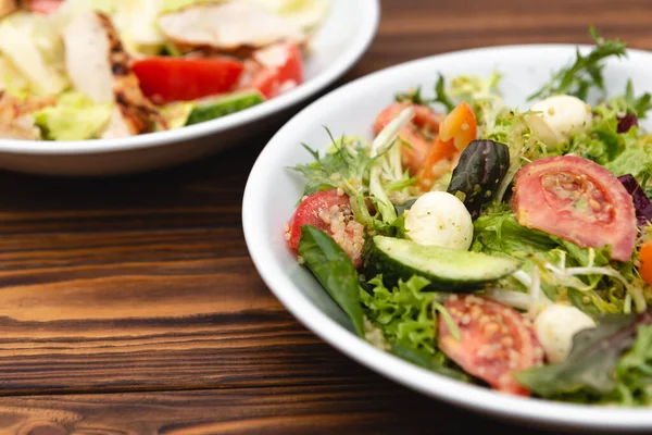 Platos Blancos Profundos Con Ingredientes Frescos Ensalada Mezclados Con Salsa —  Fotos de Stock