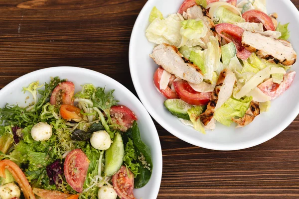 Weiße Tiefe Teller Mit Frischen Salatzutaten Gemischt Mit Sauce Auf — Stockfoto