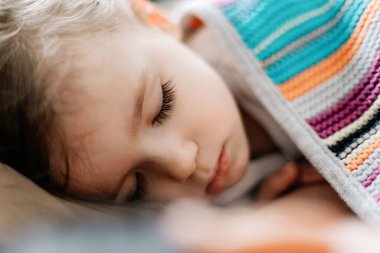 Uyuyan bebek mutlu ve kaygısız. Sağlıklı Öğleden Sonra Çocuklar için Uyku Konsepti