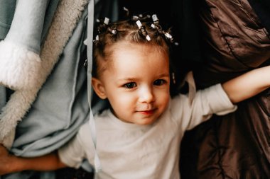 Evde saklambaç oynayan bir çocuğun portresi. Boşluğu kopyala