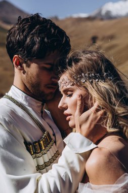 Rocky Karlı Dağların Üzerinde Düğün: Düğün Fotoğraf Oturumu sırasında Gürcü Gelinlere Güzel Poz Verme