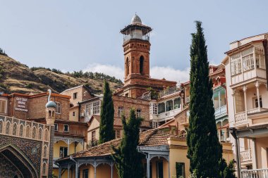 Turistlerin yürüdüğü eski kasabanın merkezinde güzel renkli çatıları olan eski taş evlerin manzarası