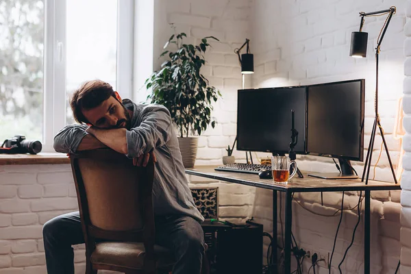 Stilvoller Junger Mann Müde Von Der Arbeit Computer Hause Auf — Stockfoto