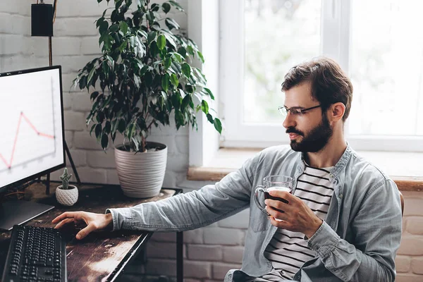 Schöner Junger Geschäftsmann Brille Der Ferngesteuert Computer Arbeitet Und Hause — Stockfoto