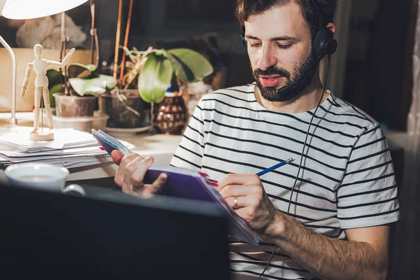 Ein Moderner Junger Mann Der Nachts Von Hause Aus Arbeitet — Stockfoto