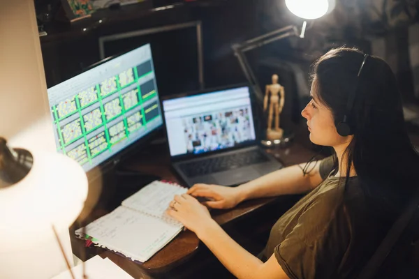 Hübsche Junge Frau Arbeitet Hause Schreibtisch Mit Computer — Stockfoto