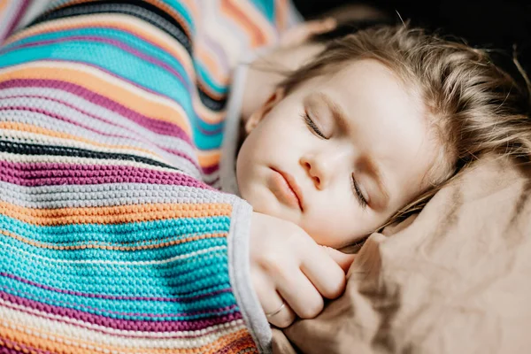 Boční Pohled Krásné Mladé Matky Její Roztomilé Malé Dítě Spí — Stock fotografie