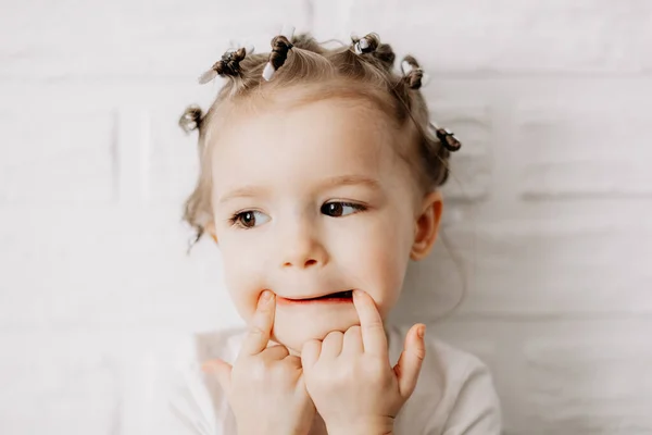 Bambini Recitazione Autentica Bambina Mostrando Diverse Emozioni Piedi Davanti Muro — Foto Stock