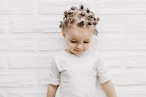 Retrato Uma Menina Com Emoções Bebê Sinceras Brilhantes Menina Encaracolado — Fotografia de Stock