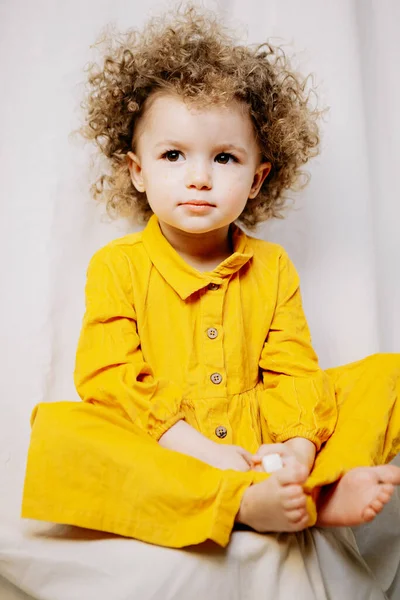 Retrato Bebê Bonito Atraente Vestido Vestido Amarelo Posando Fundo Luz — Fotografia de Stock