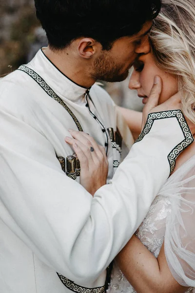 Effetto Rumore Focus Selettivo Incontro Emotivo Abbracci Baci Sulle Spose — Foto Stock