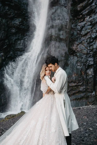 Efecto Ruido Enfoque Selectivo Novias Increíblemente Enamoradas Abrazando Besando Posando —  Fotos de Stock