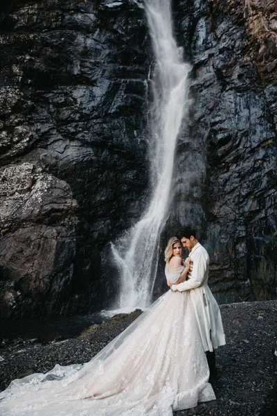 Zajhatás Szelektív Fókusz Hihetetlenül Szerelmes Menyasszonyok Ölelés Csók Pózol Egy — Stock Fotó