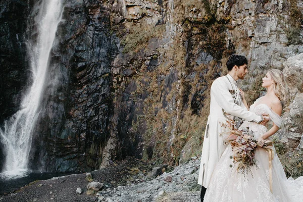 Efecto Ruido Enfoque Selectivo Novias Increíblemente Enamoradas Abrazando Besando Posando —  Fotos de Stock