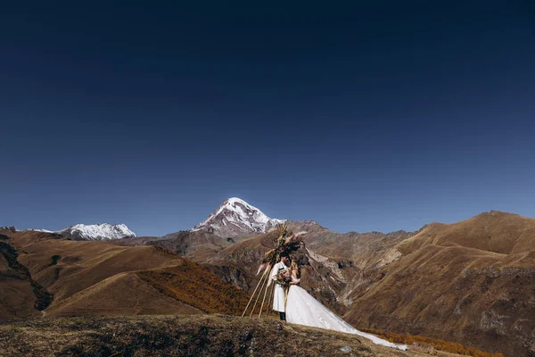 Novias Jóvenes Elegantes Amorosas Posando Para Una Foto Sobre Fondo — Foto de Stock