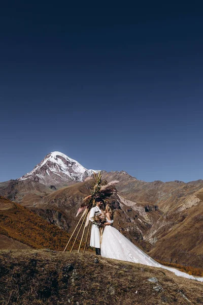 Verliebte Braut Auf Dem Gipfel Des Berges Hochzeits Fotoshooting Unter — Stockfoto