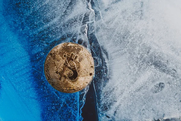 Donmuş ve buzla kaplanmış altın sembollü bitcoin. Kripto para birimi krizi ve bitcoin maliyetinin düşüşü kavramı 