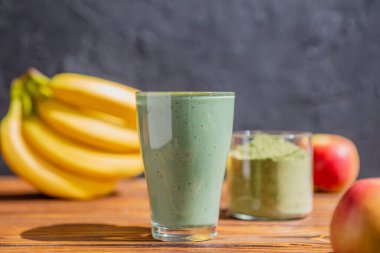 Taze kırmızı elma, muz ve spirulina tozuyla meyve püresi. Yaz vitamini tazeleyici içecek. Sağlıklı detoks diyeti