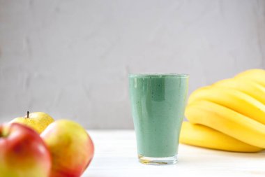 Yiyecek ve içecek, diyet ve beslenme kavramı. Yaz detoksifikasyonu için muz, spiral ve olgun elmalı sağlıklı vejetaryen smoothie.