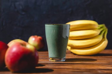 Yiyecek ve içecek, diyet ve beslenme kavramı. Yaz detoksifikasyonu için muz, spiral ve olgun elmalı sağlıklı vejetaryen smoothie.