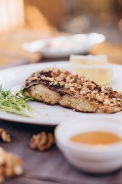 Limonlu ve biberiyeli sazan bifteği. 