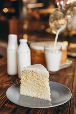 Büyük sütlü bisküvi ve tatlı yoğunlaştırılmış süt.