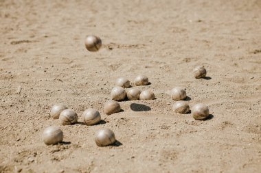 Petanque top bulvarları ve Petanque sahasında küçük kriko. 