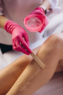 Epilasyon için balmumu, kadın vücudunun bazı kısımlarının titreme metoduyla epilasyon süreci